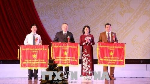 Vice President Dang Thi Ngoc Thinh presents the "Emulation flag" from the Government to outstanding collectives in Hoa Binh (photo: VNA)