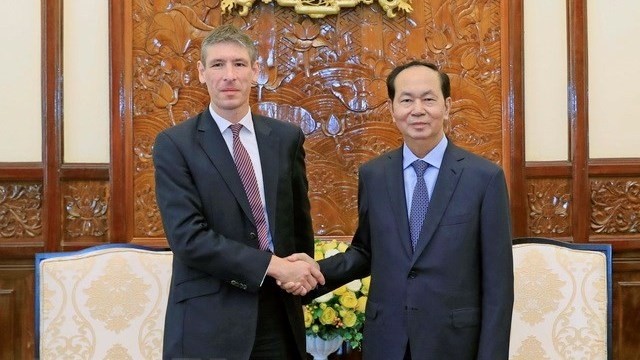 President Tran Dai Quang (right) and UK Ambassador to Vietnam  Giles Lever.