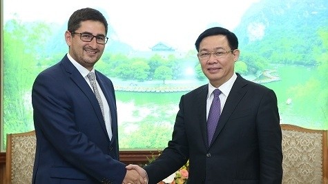 Deputy Prime Minister Vuong Dinh Hue (R) and Gonzalo Gualquil Smoje, Chargé d'Affaires of the Republic of Chile in Vietnam. (Photo:VGP)