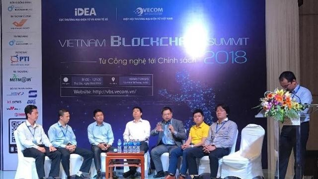 Experts at the summit discuss blockchain and its application in Vietnam.