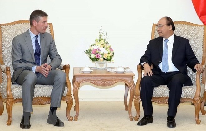 Prime Minister Nguyen Xuan Phuc (R) receives UK Ambassador to Vietnam Giles Lever (Photo: VNA)