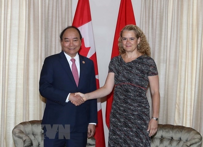 PM Nguyen Xuan Phuc shakes hands with Governor General of Canada Julie Payette (Photo: VNA)
