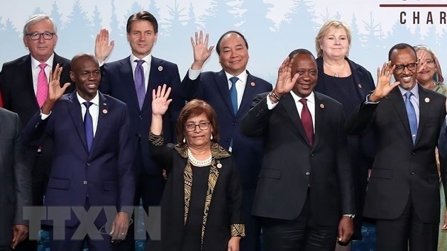 Prime Minister Nguyen Xuan Phuc (back, third, left) and other leaders at the G7 Outreach Summit in Canada (Photo: VNA)