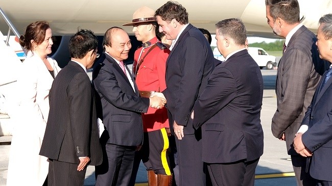 PM Nguyen Xuan Phuc is welcomed at the airport by Minister of Fisheries, Oceans and the Canadian Coast Guard Dominic LeBlanc, officials from Quebec State and Vietnamese Ambassador to Canada Nguyen Duc Hoa. 
