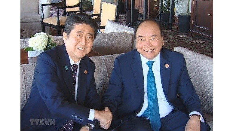 PM Nguyen Xuan Phuc (R) and his Japanese counterpart Shinzo Abe. (Photo: VNA)
