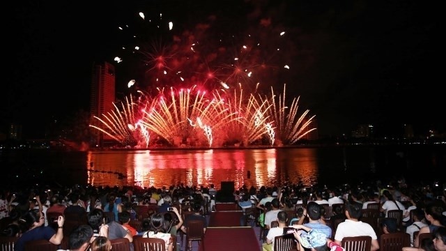 Swedish and Portuguese pyrotechnists bring a shine over Han River