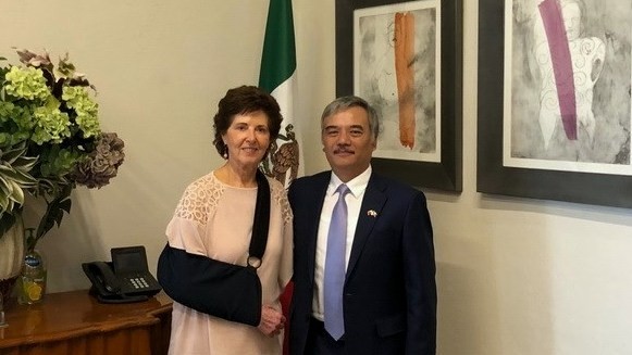 Mexican Secretary of Culture Maria Cristina Garcia Cepeda and Vietnamese Ambassador to Mexico Nguyen Hoai Duong. (Photo: VNA)
