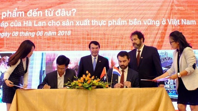 Representatives from Dutch plant breeding company Rijk Zwaan and Lam Dong agriculture sector sign a cooperative agreement on the research and development of new vegetable varieties in Da Lat. (Photo courtesy of the Embassy of the Netherlands in Vietnam)