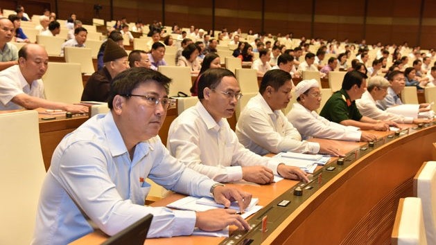 NA deputies vote for the proposal on postponing the debate and adoption of the draft Law on Special Administrative and Economic Units of Van Don, Bac Van Phong, and Phu Quoc. (Photo: NDO)