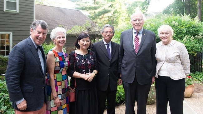 Vietnamese Ambassador Pham Quang Vinh (third from right) meets with Senator Patrick Leahy (second from right) and a number of US friends. (Photo: MOFA)