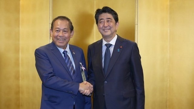 Deputy Prime Minister Truong Hoa Binh (L) and Japanese Prime Minister Shinzo Abe (Photo: VNA)