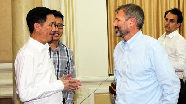  Vice Chairman of the HCM City People’s Committee Tran Vinh Tuyen discusses with Kyle Kelhofer, IFC Country Manager for Cambodia, Laos and Vietnam.