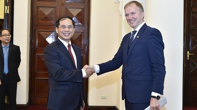 Deputy Foreign Minister Bui Thanh Son (left) and State Secretary of the Latvian Ministry of Foreign Affairs, Andrejs Pildegovics. (Photo: MOFA)