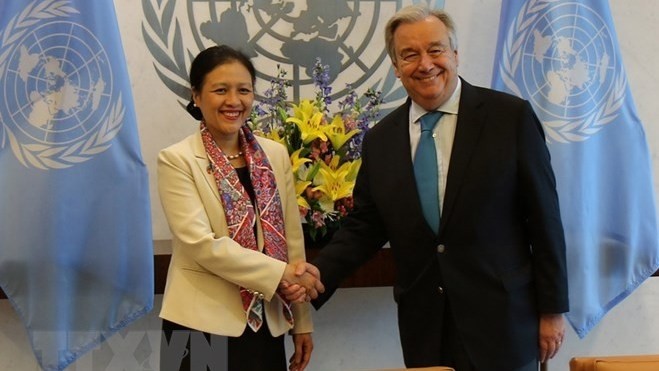 Ambassador Nguyen Phuong Nga and UN Secretary General Antonio Guterres. (Photo: VNA)