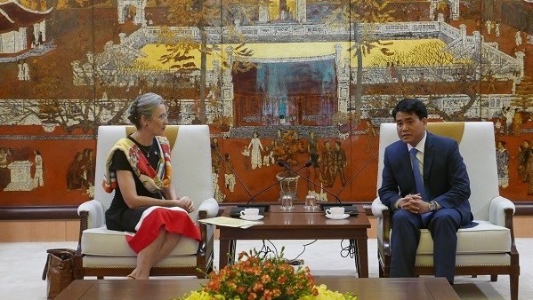 Chairman of Hanoi People’s Committee Nguyen Duc Chung (R) receives outgoing Ambassador of the Netherlands to Vietnam Nienke Trooster (Source: http://hanoi.gov.vn)
