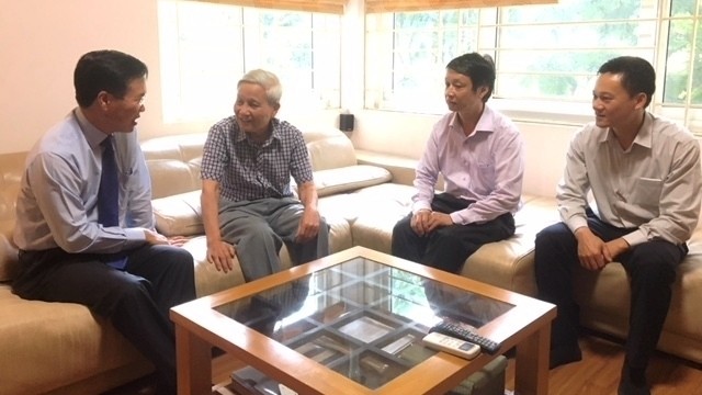 Politburo member Vo Van Thuong (left) visits journalist Ha Dang, former Editor-in-chief of Nhan Dan newspaper.