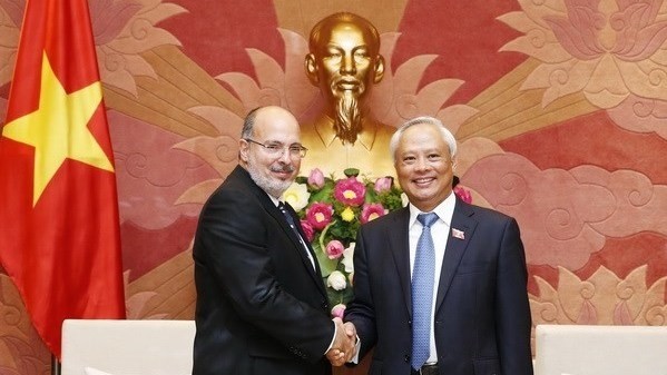 Vice Chairman of the National Assembly Uong Chu Luu (right) and Director for Asia and Oceania of the Cuban Foreign Ministry Alberto Blanco Silva (Photo: VNA)