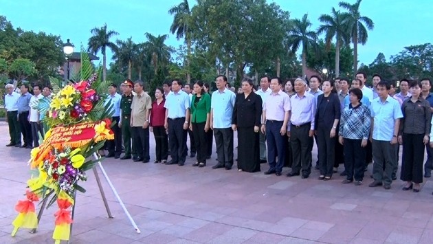 The delegation pays tribute to heroic martyrs at the Ancient Citadel of Quang Tri.