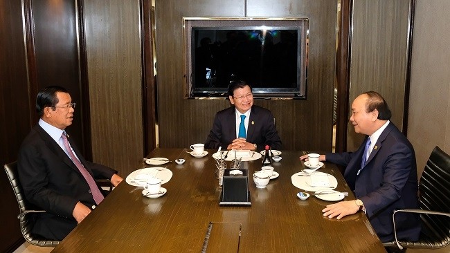 PM Nguyen Xuan Phuc (right) meets with Lao PM Thongloun Sisoulith and Cambodian PM Hun Sen. (Photo: VGP)