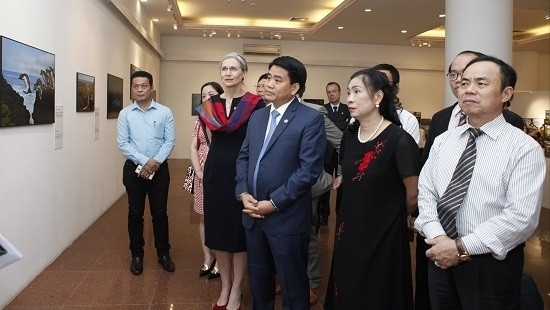 Chairman of the Hanoi municipal People’s Committee Nguyen Duc Chung (C), Dutch Ambassador to Vietnam Nienke Trooste (L), and delegates at the exhibition.