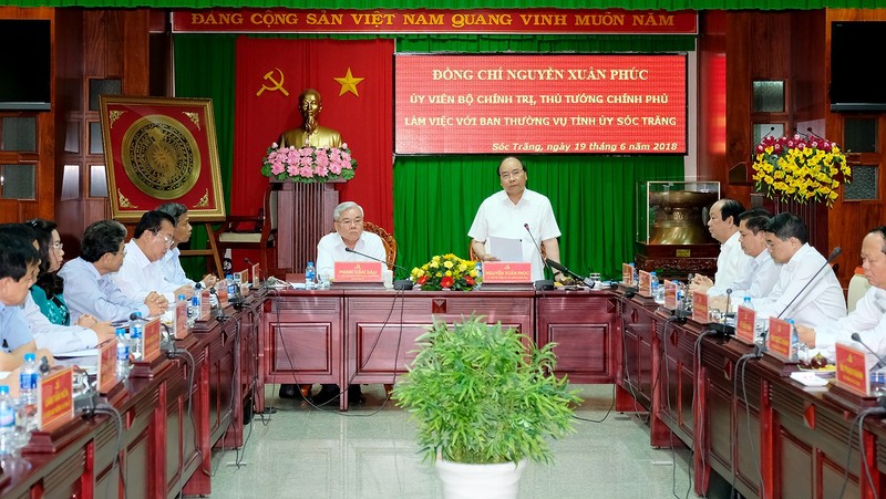 Prime Minister Nguyen Xuan Phuc (standing) speaks at the working session with leaders of Soc Trang province (Photo: VGP)