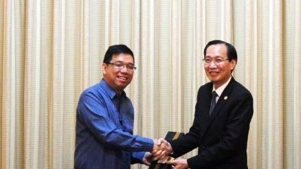 Under-Secretary for the Industry Development and Trade Policy Group of the Philippines Ceferino S.Rodolfo (L) and Vice Chairman of the Ho Chi Minh City People’s Committee Le Thanh Liem 