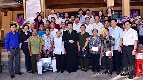 NA Standing vice Chairwoman Tong Thi Phong presents gifts to relatives of heroic martyrs. (Photo:  daibieunhandan.vn)
