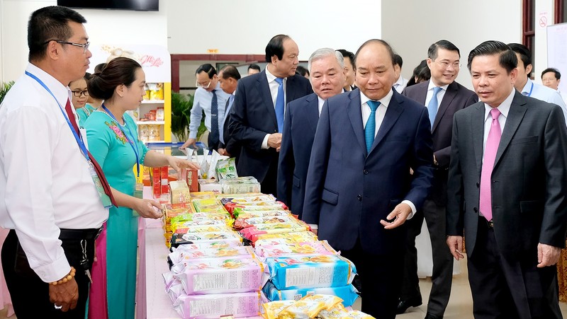 PM visits a pavilion showcasing local products at the conference (photo: VGP)