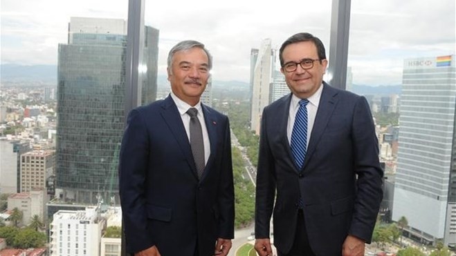 Vietnamese Ambassador Nguyen Hoai Duong (left) and Mexican Secretary of Economy Idelfonso Guajardo Villarreal pose for a photo at the meeting. (Photo: VNA)