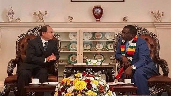 Zimbabwean President Emmerson Mnangagwa  (R) and Vietnamese Ambassador to South Africa and Zimbabwe Vu Dang Dung  (Source: VNA)