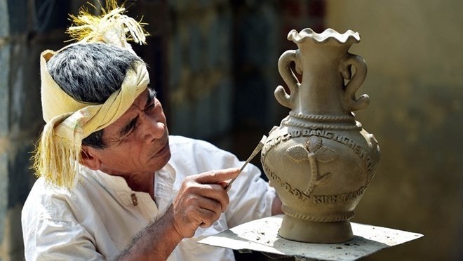Cham ethnic people use their skilled hands to create a variety of products in different designs (Photo:VNA)
