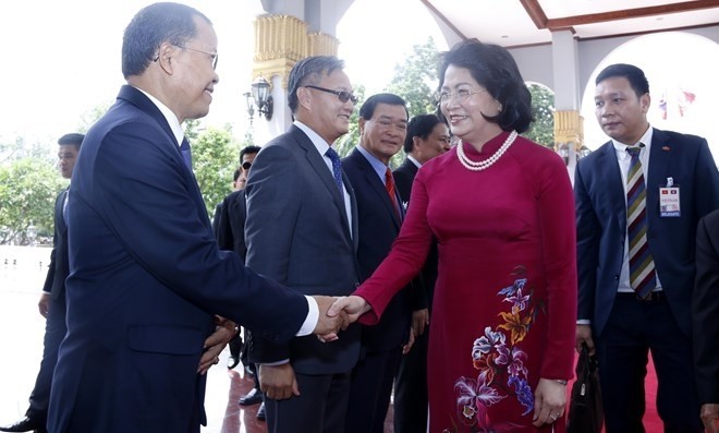 Vice President Dang Thi Ngoc Thinh is welcomed at the Lao Presidential Palace in Vientiane on June 19 (Photo: VNA)