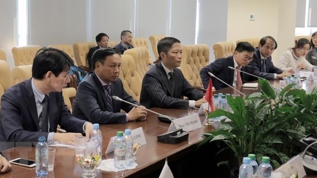 Minister of Industry and Trade Tran Tuan Anh (centre, in stripped suit) at the working session (Photo: VNA)