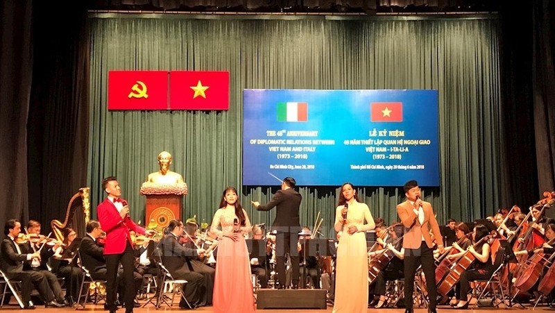 Art performance at the ceremony to mark the 45th anniversary of Vietnam-Italy diplomatic ties (Photo: thanhuytphcm.vn)