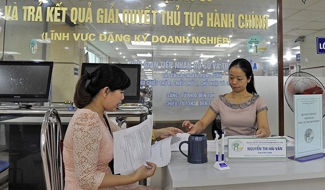 A woman carries out procedures to establish a business at the Hanoi Department of Planning and Investment