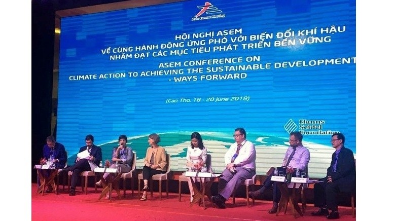 Delegates in discussion at the closing session of the ASEM Conference on “Climate Action to Achieving the Sustainable Development Goals – Ways Forward.” (Photo: sggp.org.vn)