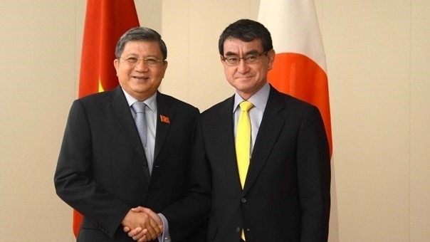 Chairman of the National Assembly’s Committee for External Affairs Nguyen Van Giau (left) and Japanese Foreign Minister Taro Kono. (Source: VNA)