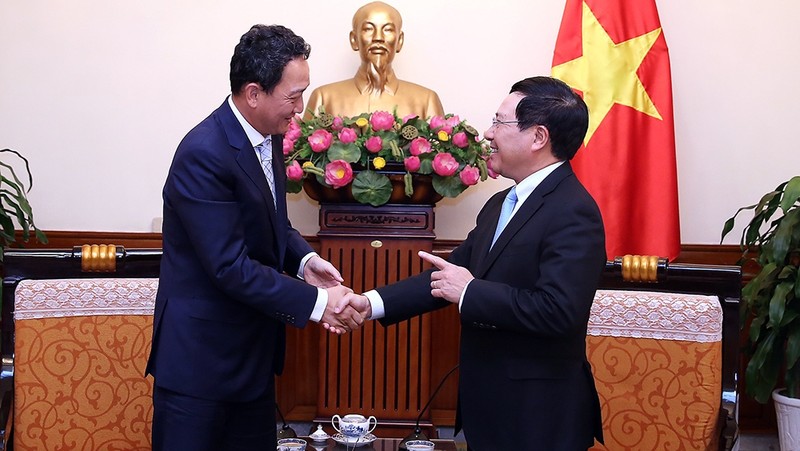 Deputy PM Pham Binh Minh (R) and newly-appointed RoK Ambassador to Vietnam, Kim Do-hyun (photo: VGP)