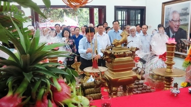 Central and provincial leaders offer incense to former Prime Minister Vo Van Kiet.