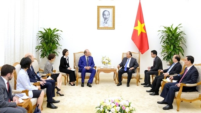 PM Nguyen Xuan Phuc (R) and Philippe Donnet, Director General of the Italian life insurance group Generali. (Photo: VGP)