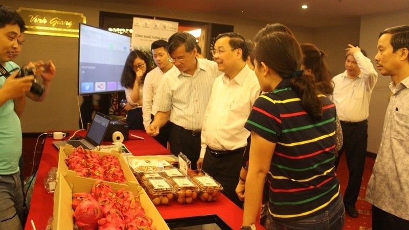 Minister Chu Ngoc Anh visits a pavilion showcasing local products on the framework of the conference (credit: MOST)
