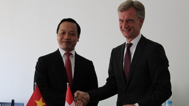 Deputy Minister of Justice of Vietnam Tran Tien Dung (L) and Deputy Head of the Federal Department of Justice and Police of Switzerland Michael Scholl (Photo: VNA)