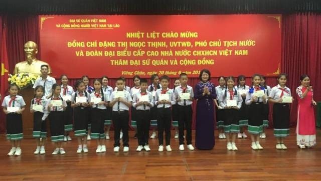 Vice President Dang Thi Ngoc Thinh presents 80 gifts from the National Fund for Vietnamese Children to outstanding Vietnamese students in Laos on June 20. (Photo: VNA)