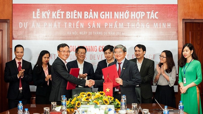 The signing ceremony between Dien Quang and FPT