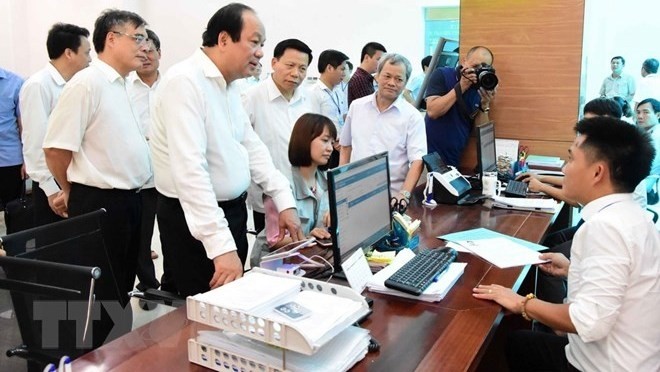 Minister Dinh Tien Dung visits the Bac Ninh provincial Public Administrative Centre (photo: VNA)
