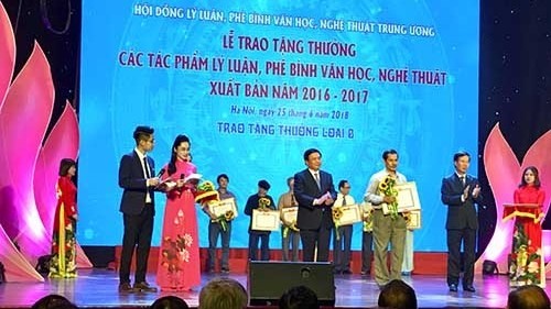 At the awards presentation ceremony (Photo: hanoimoi.com.vn)