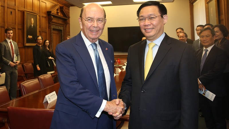 Deputy PM Vuong Dinh Hue (R) and US Secretary of Commerce Wilbur Ross (credit: MOFA)