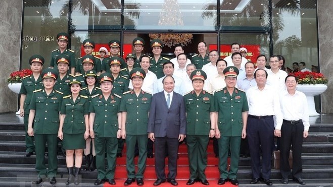 PM Nguyen Xuan Phuc (front, middle) and representatives of Viettel (Source: VNA)