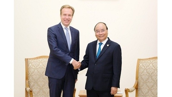 PM Nguyen Xuan Phuc (R) and WEF President Borge Brende. (Photo: VGP)