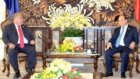 PM Nguyen Xuan Phuc (R) and President of Nauru Baron Waqa. (Photo: VGP)